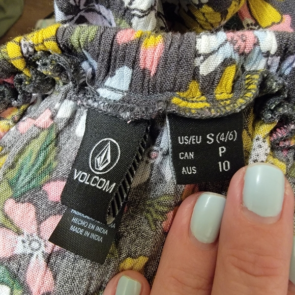 Volcom Size Small Flowy Tank Top - Picture 5 of 8